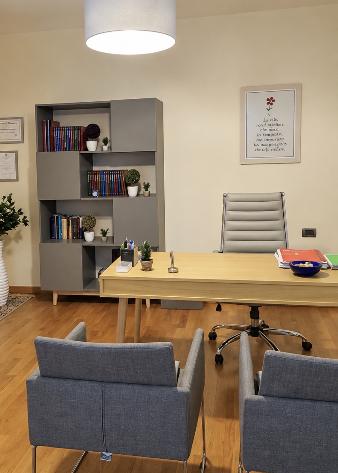 Scrivania e libreria nello studio del Dott. Fisichella a Legnano